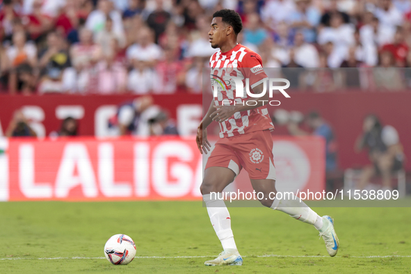 Jhon Solis of Girona FC controls the ball during the La Liga EA Sports match between Sevilla FC and Girona CF at Nuevo Mirandilla in Seville...