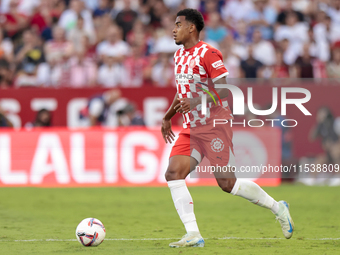 Jhon Solis of Girona FC controls the ball during the La Liga EA Sports match between Sevilla FC and Girona CF at Nuevo Mirandilla in Seville...