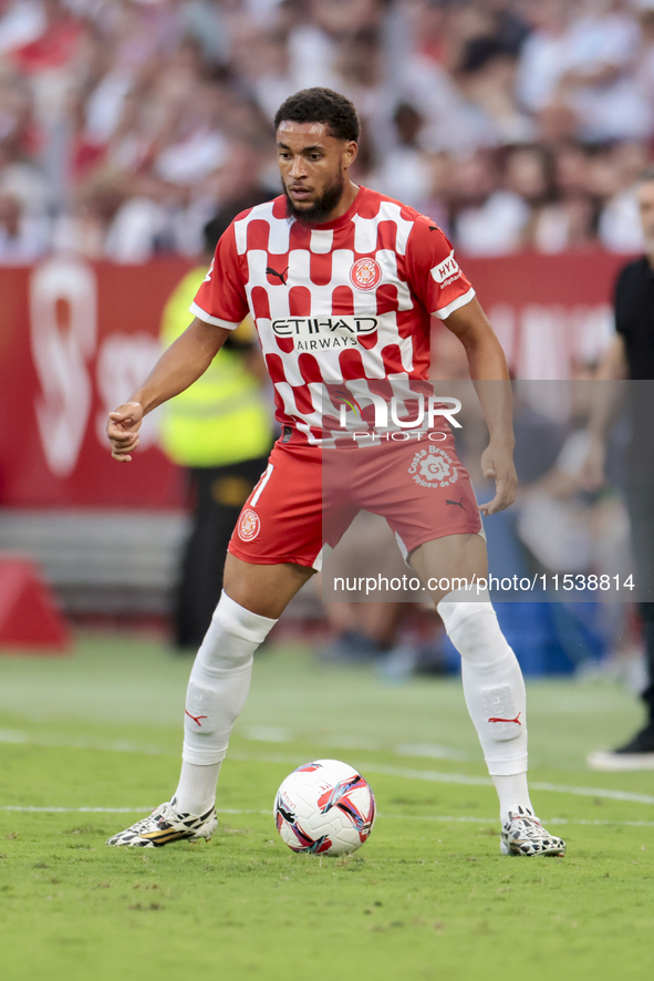 Arnau Danjuma of Girona FC controls the ball during the La Liga EA Sports match between Sevilla FC and Girona CF at Nuevo Mirandilla in Sevi...