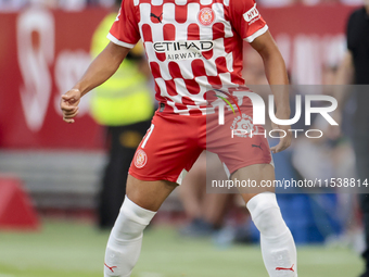 Arnau Danjuma of Girona FC controls the ball during the La Liga EA Sports match between Sevilla FC and Girona CF at Nuevo Mirandilla in Sevi...