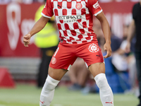 Arnau Danjuma of Girona FC controls the ball during the La Liga EA Sports match between Sevilla FC and Girona CF at Nuevo Mirandilla in Sevi...