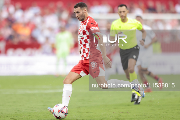 Abel Ruiz of Girona FC runs with the ball during the La Liga EA Sports match between Sevilla FC and Girona CF at Nuevo Mirandilla in Seville...