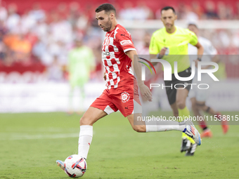 Abel Ruiz of Girona FC runs with the ball during the La Liga EA Sports match between Sevilla FC and Girona CF at Nuevo Mirandilla in Seville...