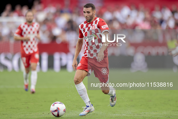 Abel Ruiz of Girona FC runs with the ball during the La Liga EA Sports match between Sevilla FC and Girona CF at Nuevo Mirandilla in Seville...