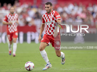 Abel Ruiz of Girona FC runs with the ball during the La Liga EA Sports match between Sevilla FC and Girona CF at Nuevo Mirandilla in Seville...