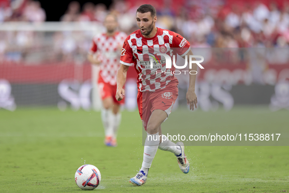 Abel Ruiz of Girona FC runs with the ball during the La Liga EA Sports match between Sevilla FC and Girona CF at Nuevo Mirandilla in Seville...