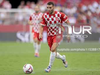 Abel Ruiz of Girona FC runs with the ball during the La Liga EA Sports match between Sevilla FC and Girona CF at Nuevo Mirandilla in Seville...