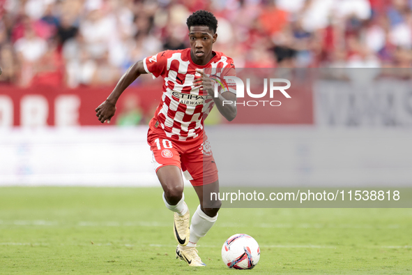 Yaser Asprilia of Girona FC runs with the ball during the La Liga EA Sports match between Sevilla FC and Girona CF at Nuevo Mirandilla in Se...