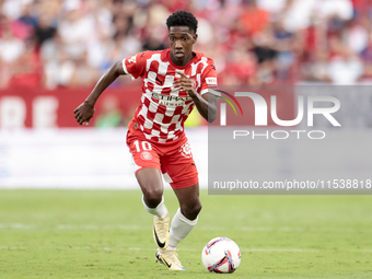 Yaser Asprilia of Girona FC runs with the ball during the La Liga EA Sports match between Sevilla FC and Girona CF at Nuevo Mirandilla in Se...