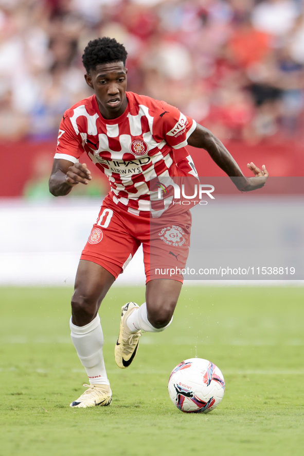 Yaser Asprilia of Girona FC runs with the ball during the La Liga EA Sports match between Sevilla FC and Girona CF at Nuevo Mirandilla in Se...