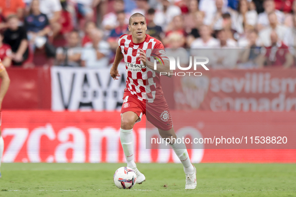 Oriol Romeu of Girona FC runs with the ball during the La Liga EA Sports match between Sevilla FC and Girona CF at Nuevo Mirandilla in Sevil...