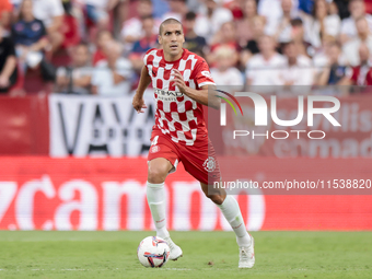 Oriol Romeu of Girona FC runs with the ball during the La Liga EA Sports match between Sevilla FC and Girona CF at Nuevo Mirandilla in Sevil...