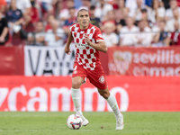 Oriol Romeu of Girona FC runs with the ball during the La Liga EA Sports match between Sevilla FC and Girona CF at Nuevo Mirandilla in Sevil...