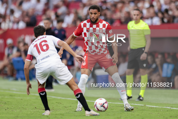 Arnau Danjuma of Girona FC controls the ball during the La Liga EA Sports match between Sevilla FC and Girona CF at Nuevo Mirandilla in Sevi...