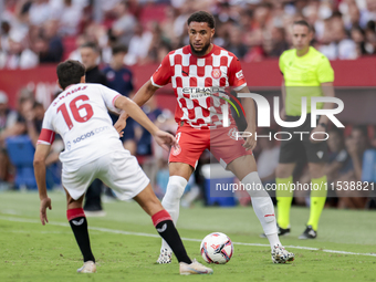 Arnau Danjuma of Girona FC controls the ball during the La Liga EA Sports match between Sevilla FC and Girona CF at Nuevo Mirandilla in Sevi...