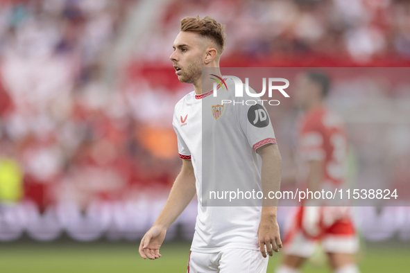 Oriol Romeu of Girona FC during the La Liga EA Sports match between Sevilla FC and Girona CF at Nuevo Mirandilla in Seville, Spain, on Septe...