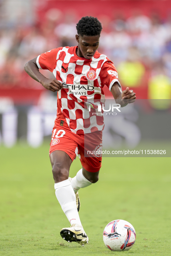 Yaser Asprilia of Girona FC passes the ball during the La Liga EA Sports match between Sevilla FC and Girona CF at Nuevo Mirandilla in Sevil...