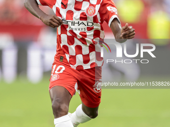 Yaser Asprilia of Girona FC passes the ball during the La Liga EA Sports match between Sevilla FC and Girona CF at Nuevo Mirandilla in Sevil...