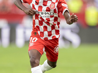 Yaser Asprilia of Girona FC passes the ball during the La Liga EA Sports match between Sevilla FC and Girona CF at Nuevo Mirandilla in Sevil...