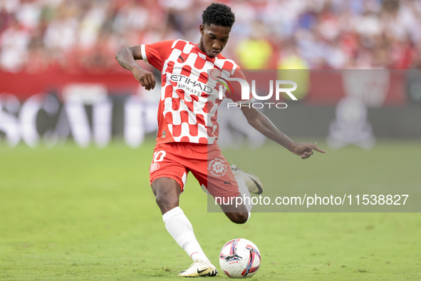 Yaser Asprilia of Girona FC makes a center to the area during the La Liga EA Sports match between Sevilla FC and Girona CF at Nuevo Mirandil...