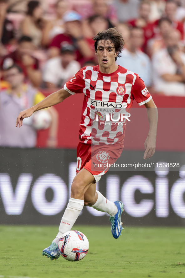 Bryan Gil of Girona FC runs with the ball during the La Liga EA Sports match between Sevilla FC and Girona CF at Nuevo Mirandilla in Seville...