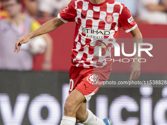 Bryan Gil of Girona FC runs with the ball during the La Liga EA Sports match between Sevilla FC and Girona CF at Nuevo Mirandilla in Seville...