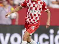 Bryan Gil of Girona FC runs with the ball during the La Liga EA Sports match between Sevilla FC and Girona CF at Nuevo Mirandilla in Seville...