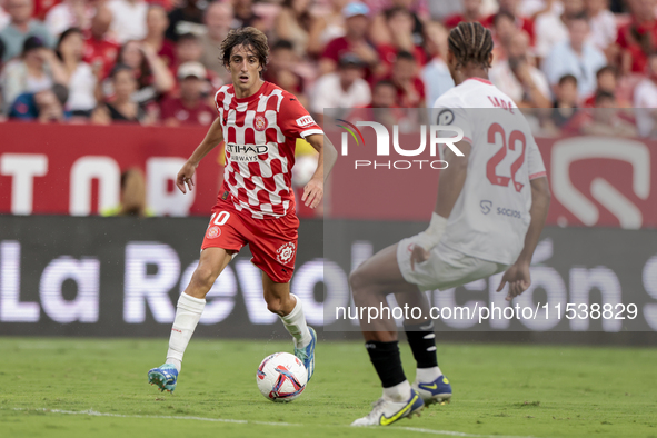 Bryan Gil of Girona FC runs with the ball during the La Liga EA Sports match between Sevilla FC and Girona CF at Nuevo Mirandilla in Seville...