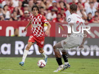 Bryan Gil of Girona FC runs with the ball during the La Liga EA Sports match between Sevilla FC and Girona CF at Nuevo Mirandilla in Seville...