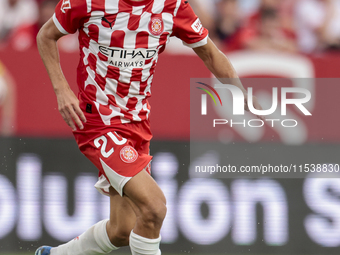 Bryan Gil of Girona FC runs with the ball during the La Liga EA Sports match between Sevilla FC and Girona CF at Nuevo Mirandilla in Seville...