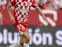 Bryan Gil of Girona FC runs with the ball during the La Liga EA Sports match between Sevilla FC and Girona CF at Nuevo Mirandilla in Seville...