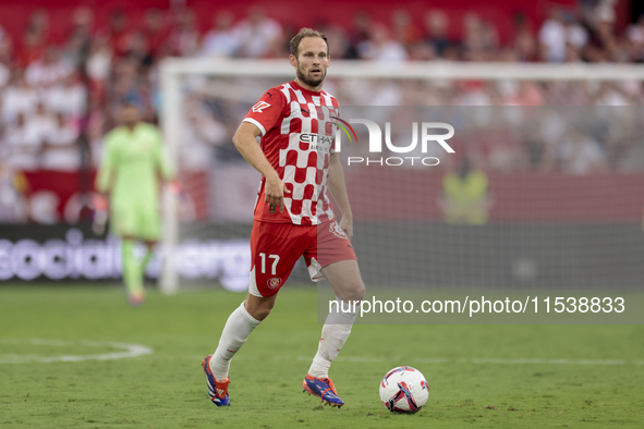 Daley Blind of Girona FC runs with the ball during the La Liga EA Sports match between Sevilla FC and Girona CF at Nuevo Mirandilla in Sevil...