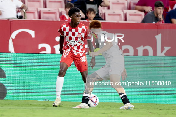 Yaser Asprilia of Girona FC runs with the ball during the La Liga EA Sports match between Sevilla FC and Girona CF at Nuevo Mirandilla in Se...