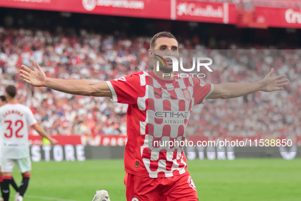 Abel Ruiz of Girona FC celebrates a goal during the La Liga EA Sports match between Sevilla FC and Girona CF at Nuevo Mirandilla in Seville,...