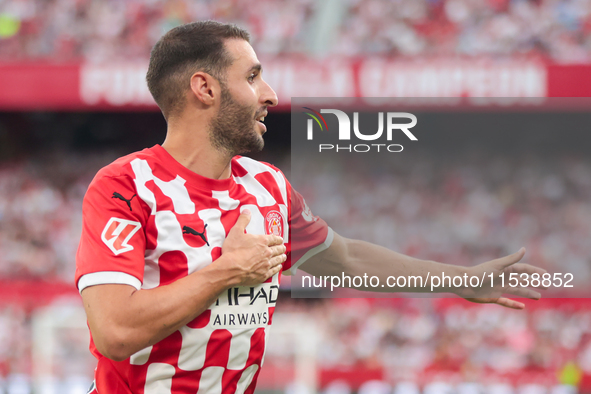 Abel Ruiz of Girona FC celebrates a goal during the La Liga EA Sports match between Sevilla FC and Girona CF at Nuevo Mirandilla in Seville,...