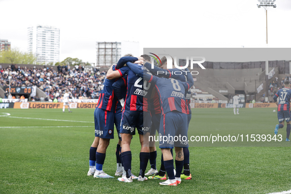 Ivan Leguizamon of San Lorenzo celebrates with his teammates after scoring the first goal of his team during a match between Platense and Sa...