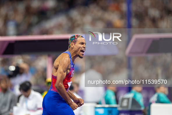 Roderick Townsend-Roberts of the United States of America reacts after he wins the gold medal during the Men's High Jump - T47 at Stade de F...