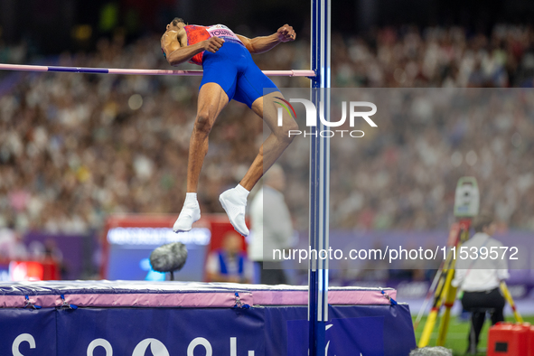 Roderick Townsend-Roberts of the United States of America competes in the Men's High Jump - T47 at Stade de France during the Paris 2024 Par...