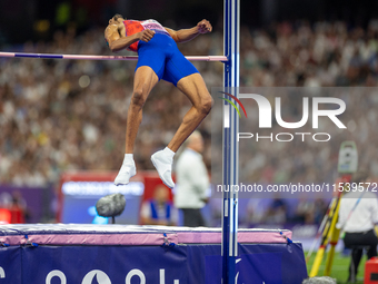 Roderick Townsend-Roberts of the United States of America competes in the Men's High Jump - T47 at Stade de France during the Paris 2024 Par...