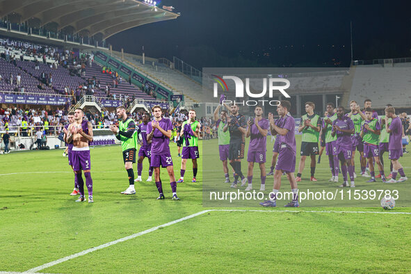 ACF Fiorentina players greet their fans during the Italian Serie A football match between ACF Fiorentina and A.C. Monza at the Artemio-Franc...