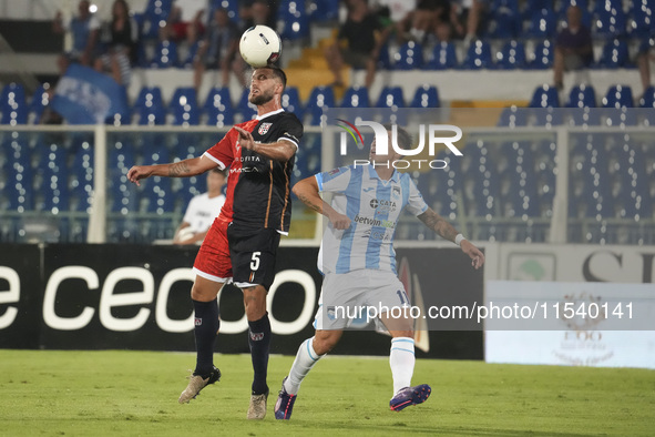 Gianmarco Cangiano of Delfino Pescara 1936 and Paolo Dametto of Torres are in action during the Serie C NOW match between Delfino Pescara 19...