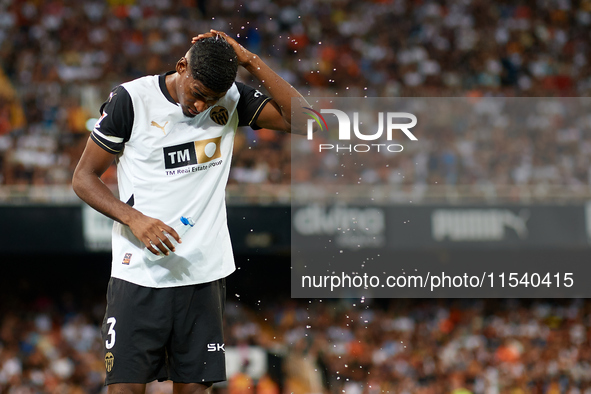 Cristhian Mosquera of Valencia CF pours water on his head during the LaLiga EA Sports match between Valencia CF and Villarreal CF at Mestall...