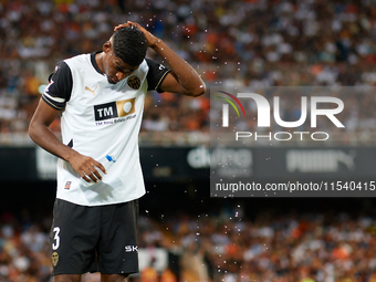 Cristhian Mosquera of Valencia CF pours water on his head during the LaLiga EA Sports match between Valencia CF and Villarreal CF at Mestall...