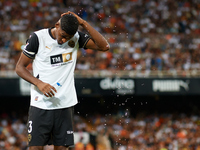 Cristhian Mosquera of Valencia CF pours water on his head during the LaLiga EA Sports match between Valencia CF and Villarreal CF at Mestall...