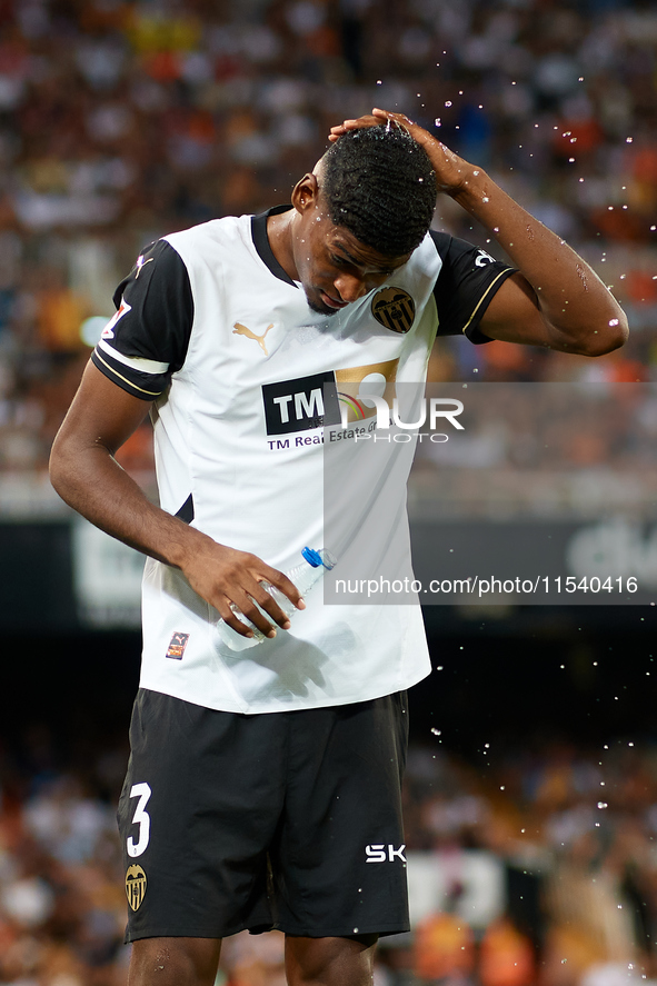 Cristhian Mosquera of Valencia CF pours water on his head during the LaLiga EA Sports match between Valencia CF and Villarreal CF at Mestall...