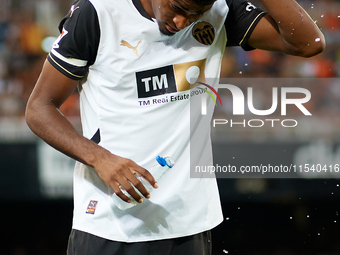 Cristhian Mosquera of Valencia CF pours water on his head during the LaLiga EA Sports match between Valencia CF and Villarreal CF at Mestall...