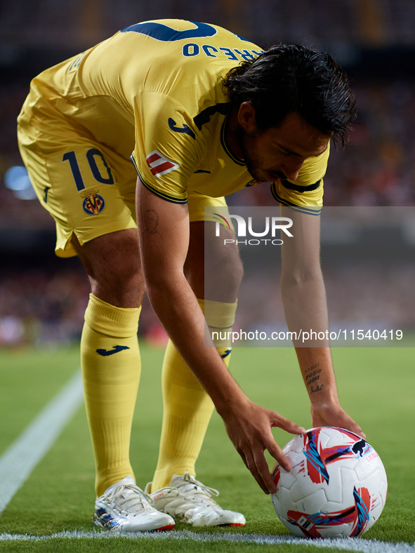 Dani Parejo of Villarreal CF sets the ball on the corner spot during the LaLiga EA Sports match between Valencia CF and Villarreal CF at Mes...