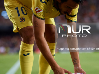 Dani Parejo of Villarreal CF sets the ball on the corner spot during the LaLiga EA Sports match between Valencia CF and Villarreal CF at Mes...