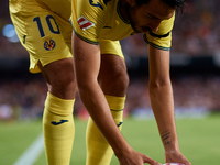 Dani Parejo of Villarreal CF sets the ball on the corner spot during the LaLiga EA Sports match between Valencia CF and Villarreal CF at Mes...