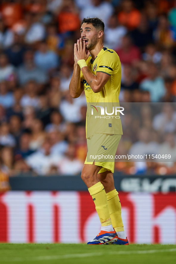 Santi Comesana Veiga of Villarreal CF reacts during the LaLiga EA Sports match between Valencia CF and Villarreal CF at Mestalla stadium in...